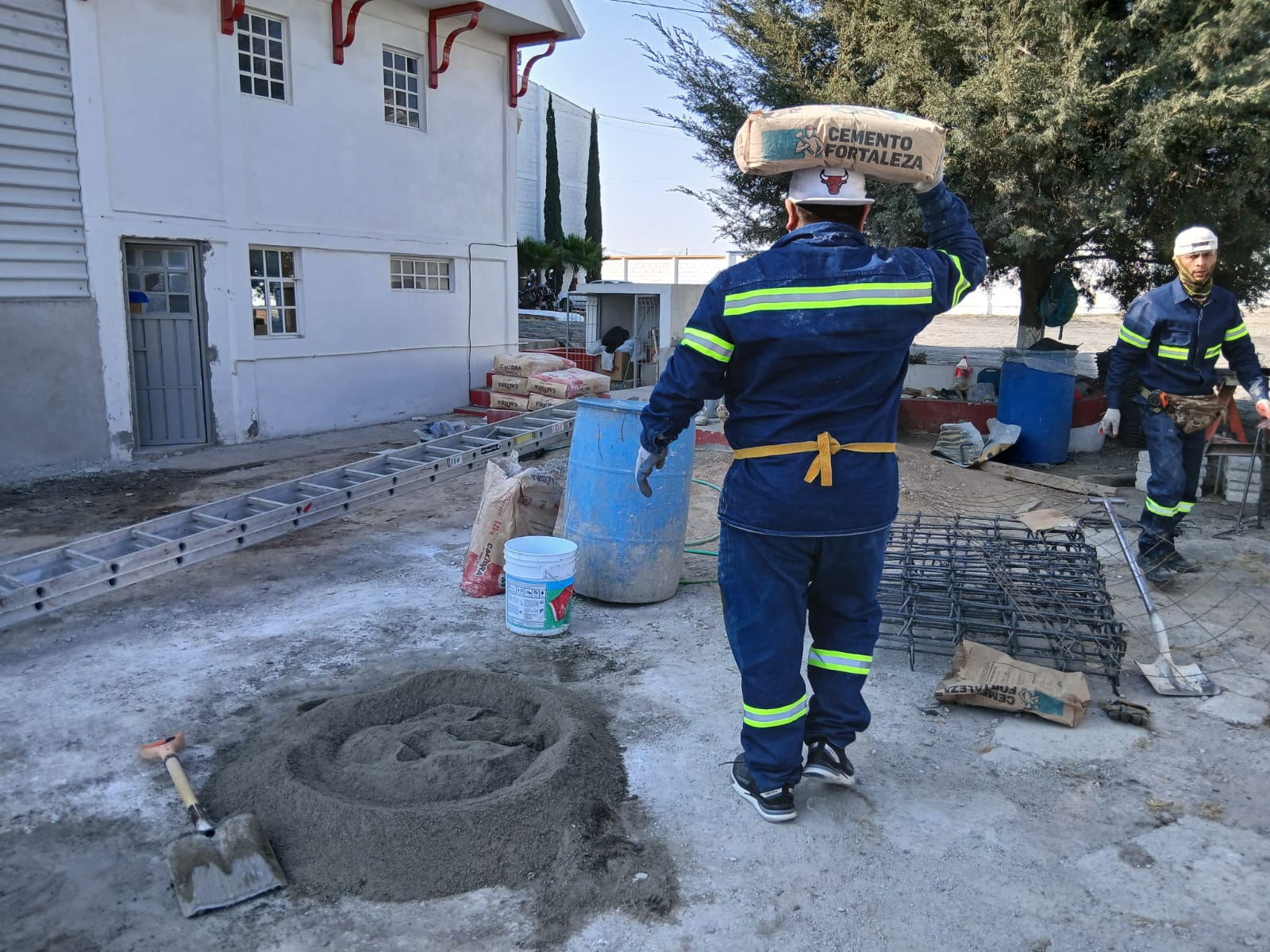 Repartidor de Bodegas VDM cargando un saco de cemento Fortaleza en una obra