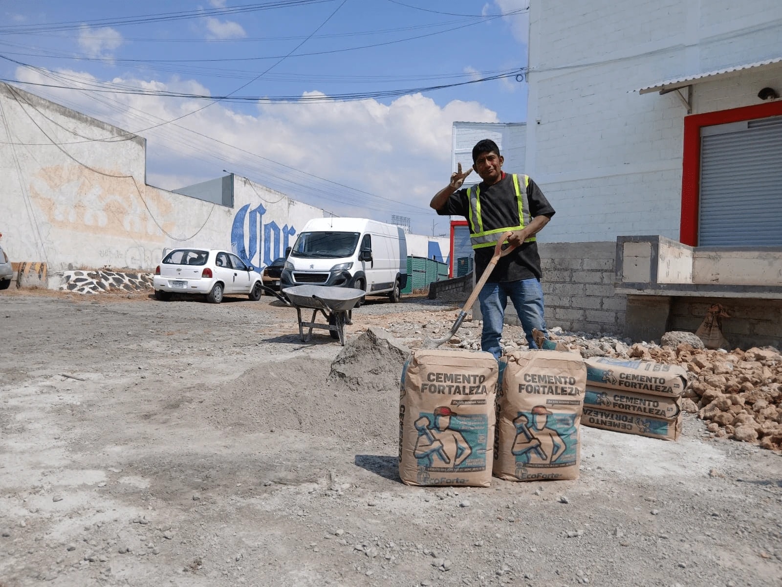Trabajador en una obra junto a sacos de cemento Fortaleza